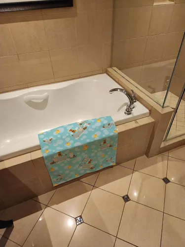 Vista 5 de Caroline's Treasures WDK5738BTLG Airedale - Toalla de baño grande para bañera