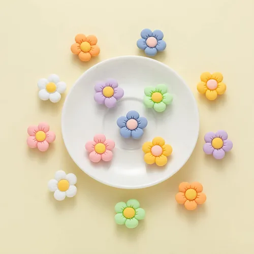 Vista 4 de LOMOYATO Dijes de flores para zapatos de cocodrilo, sandalias, pulseras, accesorios de decoración, bonitos dijes de zapatos de diseñador para niñas