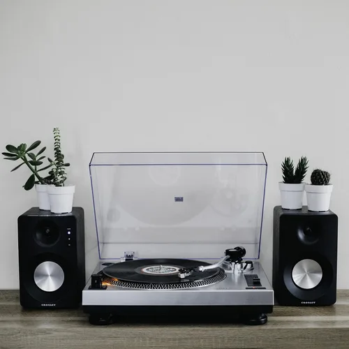 Vista 6 de Reproductor de Tocadiscos con Correa de Tracción Crosley C100A-SI con Contrapeso Ajustable, Plata