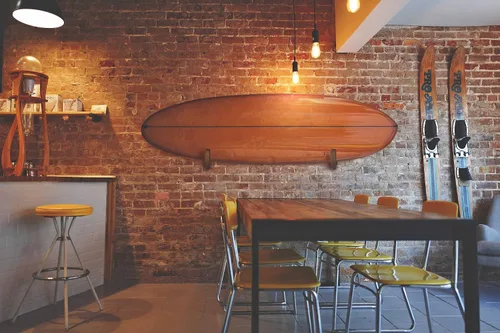 Vista 3 de TESLYAR Soporte de pared para tabla de surf, estante de madera para almacenamiento en pared, ganchos de madera maciza para tabla de surf, tabla