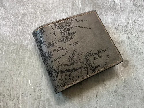 Vista 24 de Billetera vintage hecha a mano para hombre – Cuero auténtico plegable con grabado de mapa, regalo personalizable, Castaño, medio, Billetera plegable