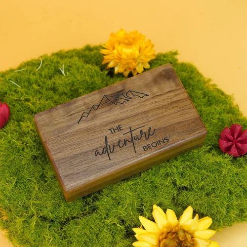 Vista 5 de Tinnberlohas Caja de madera para anillos Caja de anillo doble delgada grabada para ceremonia de boda, propuesta de compromiso, ideas de regalo