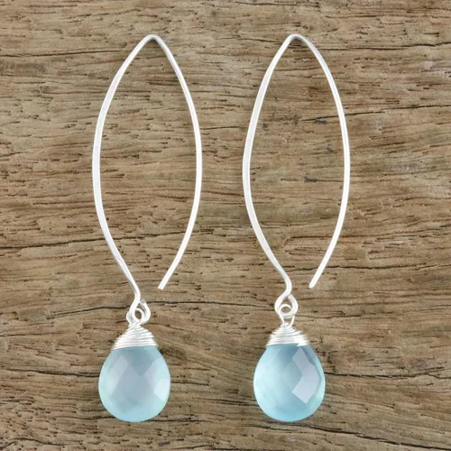 Vista 2 de NOVICA Pendientes colgantes artesanales hechos a mano de calcedonia de plata de ley 925 blanca Tailandia 'Sublime', Plata, No es una piedra preciosa