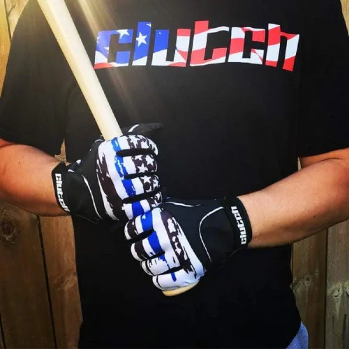 Vista 2 de Guantes Clutch Sports Apparel para batear en béisbol y sóftbol con bandera americana, buen agarre y ajuste de dedo, malla de alto rendimiento