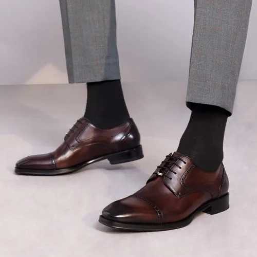 Vista 2 de Zapatos planos Oxford de tacón bajo grueso para hombre, zapatos planos Brogue de cuero genuino con cordones