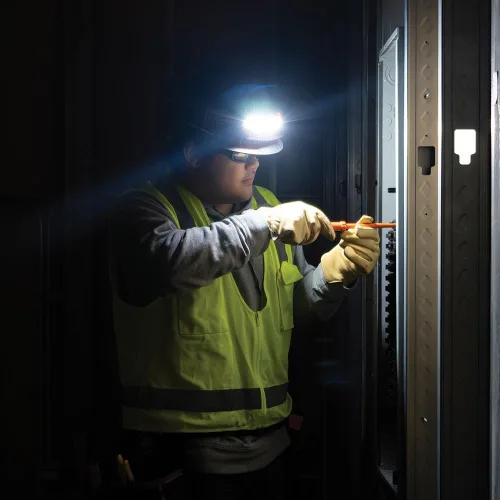 Vista 10 de Klein Tools KHH56308 linterna frontal recargable LED de haz ancho para cascos duros Klein Tools, 770 lúmenes, para trabajo, batería y soporte