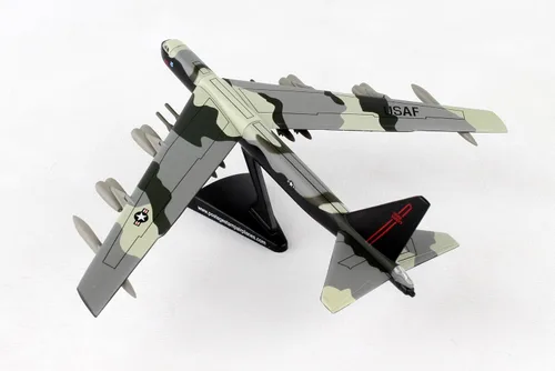Vista 5 de Daron Worldwide Trading B-52 Stratofortress Vehículo (Escala 1:300)