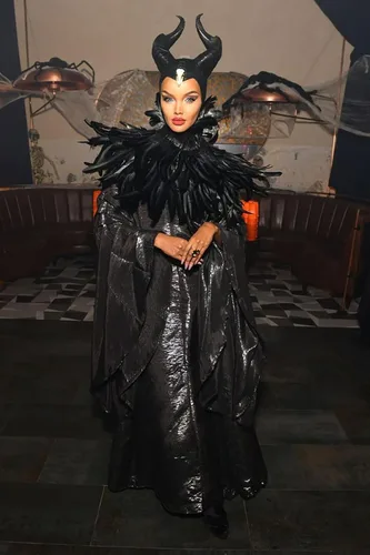 Vista 4 de UQJE Disfraz de bruja gótica negra, disfraz de cuervo, chal de plumas de Halloween, capa de malla con cuernos