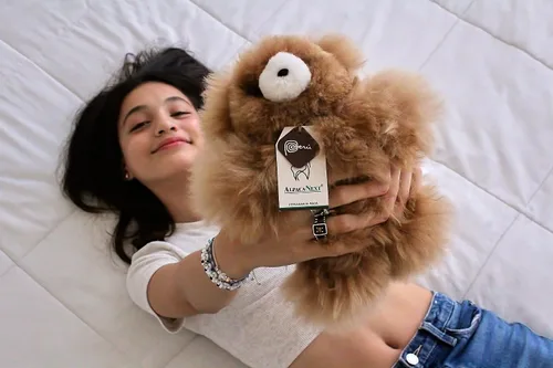 Vista 6 de Oso de Peluche de Alpaca Bebé Suave y Tierno - 9 pulgadas. Animal de Peluche de Alpaca Premium Hecho a Mano con Piel Auténtica de Alpaca. Lindo Oso