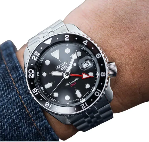 Vista 2 de SEIKO SSK001 5 Reloj deportivo para hombre, tono plateado, 1.673 in, acero inoxidable, negro, Negro