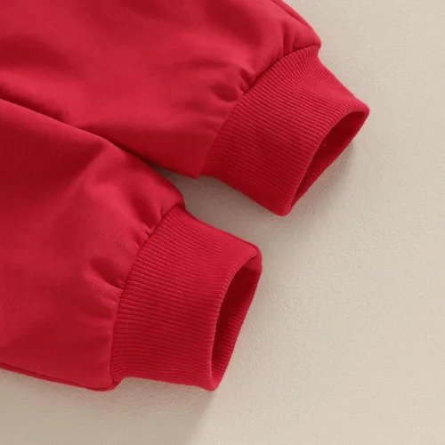 Vista 6 de Conjunto para el día de San Valentín para bebé niño con texto en inglés "Mama is My Valentine", camisas estampadas, sudadera con cuello redondo