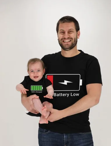 Vista 4 de Tstars Camisetas familiares a juego – Divertido juego de batería baja y carga completa para mamá, papá y bebé – Regalo para nuevos padres