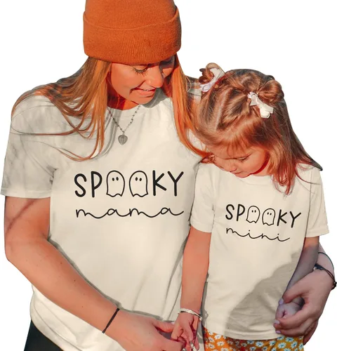 Vista 3 de Camisetas de Halloween a juego con texto en inglés "Mommy and Me" (mamá espeluznante)