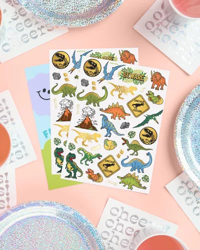 Vista 5 de xo, Fetti Tatuajes temporales de dinosaurios – Lámina dorada, 44 piezas Suministros para fiestas de cumpleaños jurásicas para niños, recuerdo