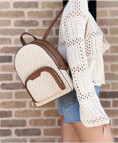Vista 2 de Michael Kors Jaycee - Mochila con logotipo mediano, Vainilla, Mochila