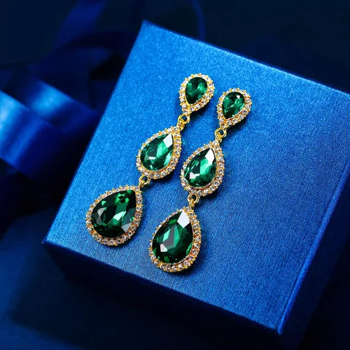 Vista 5 de EleQueen Pendientes de cristal austriaco en tono dorado para mujer, forma de pera de 2.5 pulgadas, color esmeralda