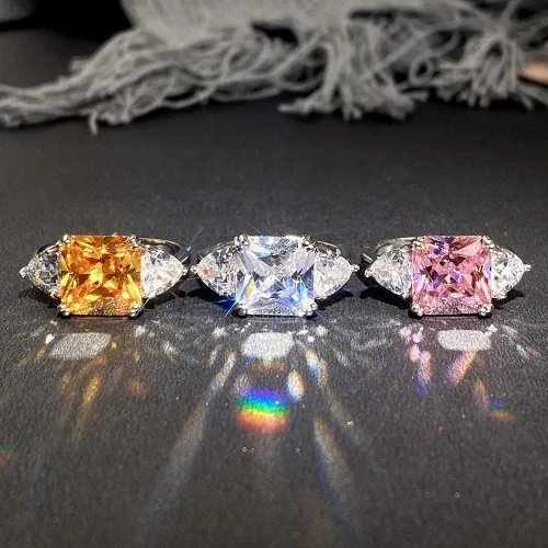 Vista 4 de Anillo de compromiso de plata de ley 925 con diamantes de color cuadrado, anillo de compromiso con circonita cúbica para mujer, banda fina