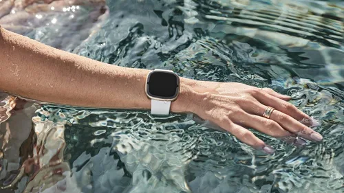 Vista 4 de Fitbit Infinity Band, 0.94 pulgadas de fijación, niebla azul, grande *Compatible con Sense 2, Sense, Versa 4 y Versa 3