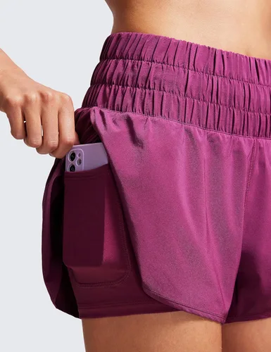 Vista 4 de CRZ YOGA - Pantalones cortos de correr 2 en 1 divididos para mujer de 3 pulgadas - Pantalones cortos de entrenamiento atlético de cintura alta