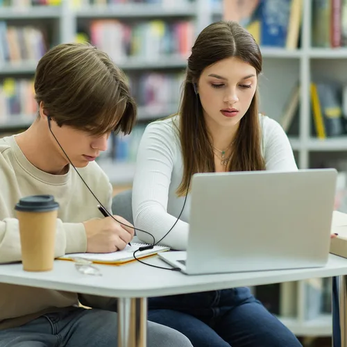 Vista 7 de Xinnun Paquete de 50 auriculares con cable con micrófono para estudiantes Negro