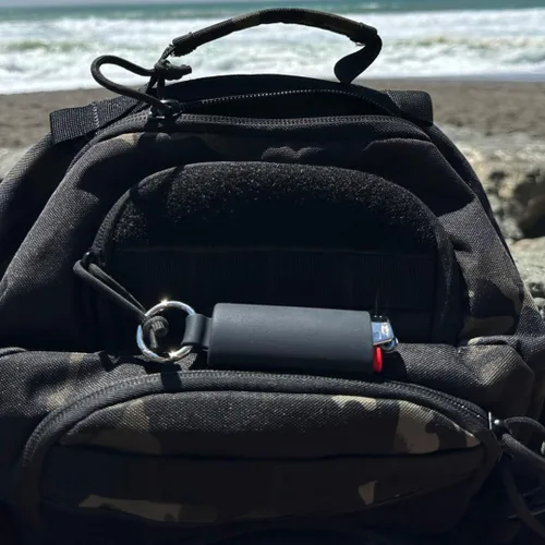 Vista 9 de Lighter Holder for J6 BIC Lighters. Keychain Lighter Case. Silicone Keychain case has a Spring Clip Attached to Easily Secure to Any Bag, Key Ring