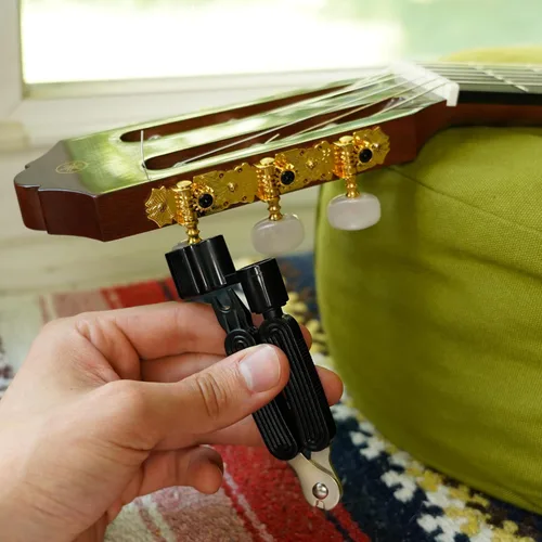 Vista 6 de Kit de Limpieza y Pulido para Guitarra, Limpiador de Cuerdas, Enrollador y Aceite para Diapasón HECHO EN EE.UU. Aceite y Limpiador para Guitarra