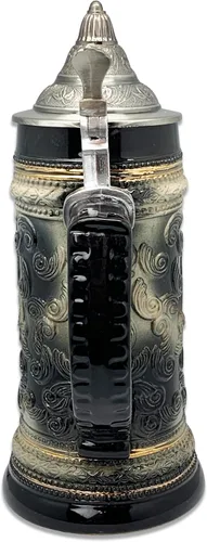 Vista 3 de Essence of Europe Gifts OktoberfestHaus - Jarra de cerveza alemana de Rothenburg con emblema de metal en una jarra de cerámica con tapa de 0,6