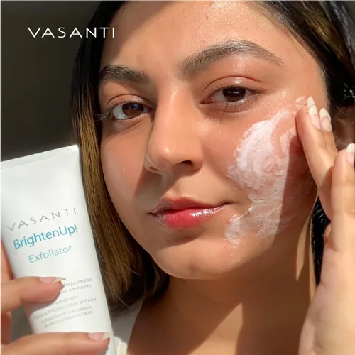Vista 6 de VASANTI BrightenUp! Exfoliante (0.71 oz) Exfoliante facial físico + químico con resultados instantáneos para una piel suave, tersa y radiante