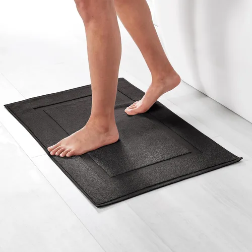 Vista 2 de Amazon Basics Alfombra de baño con bandas, 31 pulgadas de largo x 20 pulgadas de ancho, color negro