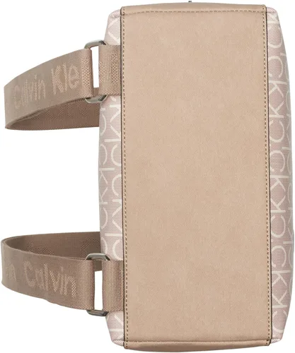 Vista 4 de Calvin Klein Mochila novedosa Millie para mujer, Logotipo de querubíncabra