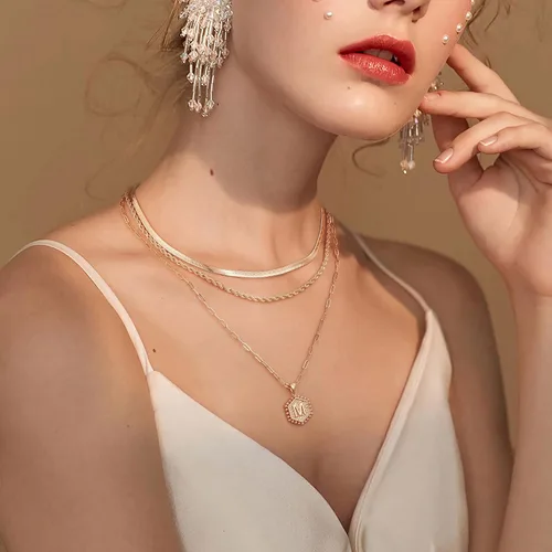 Vista 2 de Collares con iniciales en capas para mujer, collar de cadena con clip chapado oro de 14 quilates para mujer, collar con forma hexagonal