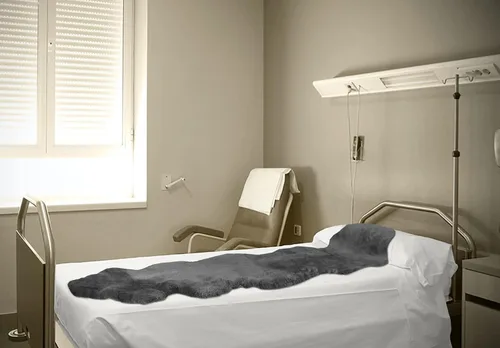 Vista 3 de Juego de 2, piel de oveja natural para úlceras de cama e irritación de la piel Pieles de oveja médicas 100% reales con respaldo antideslizante