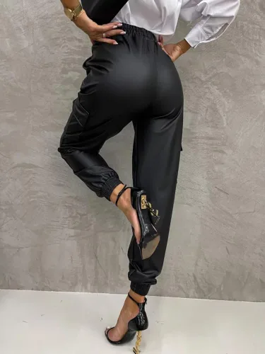 Vista 2 de chouyatou Pantalones deportivos casuales con bolsillos con solapa y cordón elástico en la cintura y pierna cónica de piel sintética para mujer
