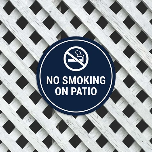 Vista 4 de Signs ByLITA Cartel de "No fumar en el patio" (Negro) - Pequeño