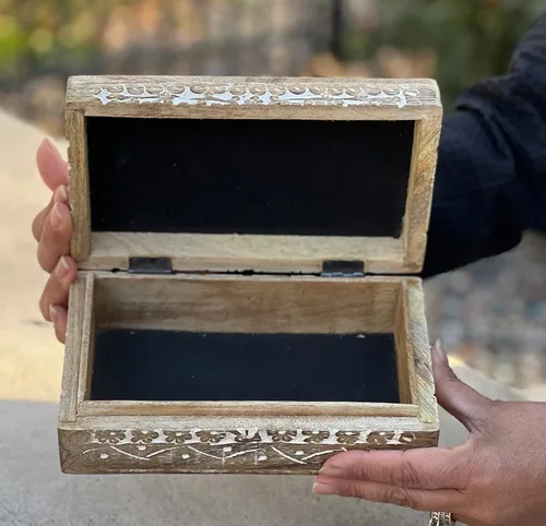 Vista 4 de DharmaObjects Caja grande de madera tallada a mano con flores de la vida, para almacenamiento de tarjetas de tarot, multiutilidad