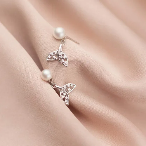 Vista 5 de Pendientes de tuerca de perlas de cola de sirena de plata de ley para mujeres y niñas con cristales de circonita cúbica delicada para bodas