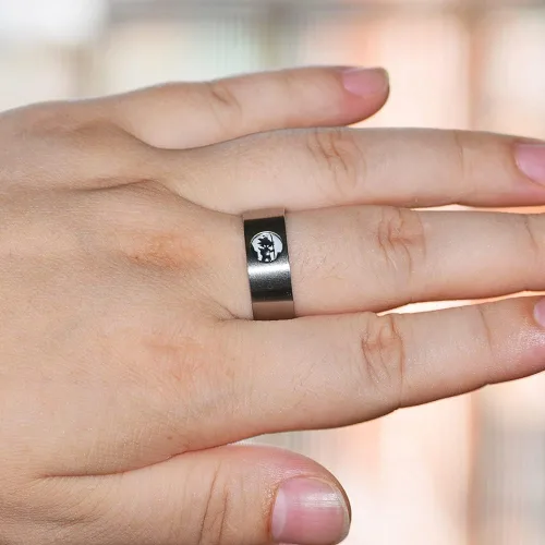 Vista 3 de YWDREAM Anillos de anime para hombres, joyería de anime, anillo giratorio de acero inoxidable negro, tamaño 6 a 13, Acero inoxidable, Resina
