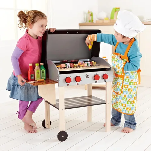Vista 5 de Hape, Parrilla para barbacoa de juguete con set de comida de juguete para cocinar brochetas de madera con accesorios