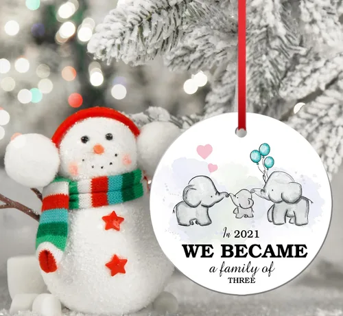 Vista 5 de Adorno de Navidad de la familia de elefantes en 2021 We Become A Family of Three Keepsake Family Christmas Tree Decoraciones para amigos, bodas