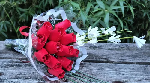 Vista 5 de Ramos originales de rosas de madera en 1, 2, o 3 docenas, Madera de abedul, Todo rojo, 1 Docena