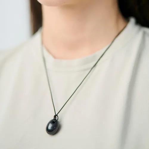 Vista 7 de Karelian Heritage Auténtico collar de piedra de shungita, amuleto redondo con colgante de shungita para protección y meditación curativa de cristal