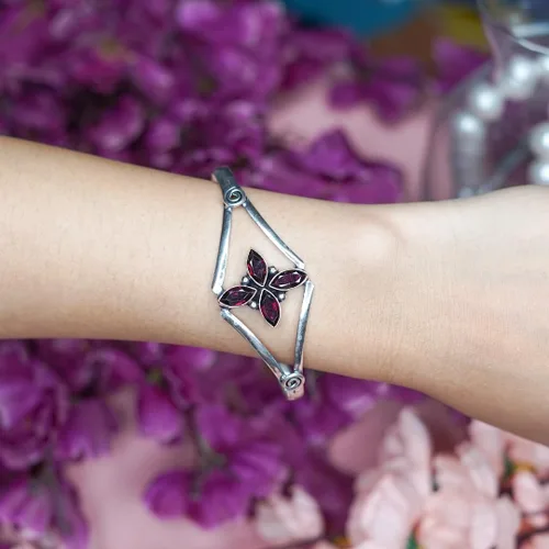 Vista 2 de Brazalete hecho a mano para mujer, diseño tribal bohemio, chapado en plata, natural natural rojo granate piedra preciosa de diseñador moderno