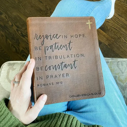 Vista 2 de NIV Biblia de diario Personalizado con nombre El diseño personalizado está ilustrado a mano y grabado con láser Regalo para cumpleaños