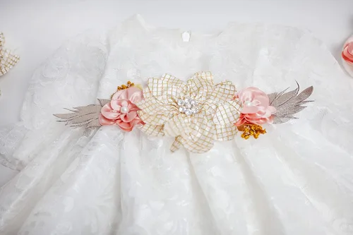 Vista 4 de Kaioppi Vestido de bebé recién nacido, vestido de bautizo, vestido de encaje bordado blanco para bebé 0-3 recién nacido, vestido de niña de flores