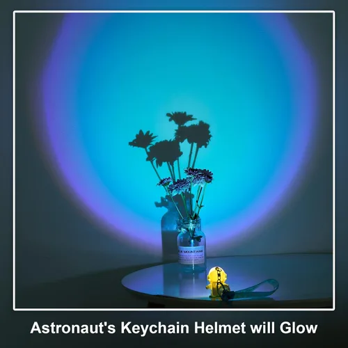 Vista 2 de YOU WIZV Llavero de astronauta, lindos llaveros Kawaii de anime geniales para mochilas, llaveros espaciales con luz de puesta de sol para mujeres
