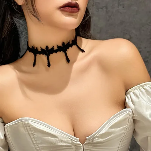 Vista 2 de ALoveSoul Gargantilla de terciopelo negro con alas de ángel de Halloween para mujer, Metal, No es una piedra preciosa