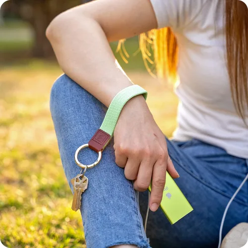 Vista 4 de SENLLY Cordón de pulsera, soporte elástico para llavero, diseño elástico original anticaída