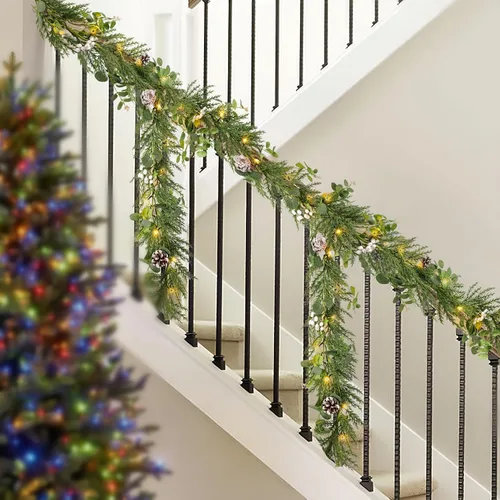 Vista 5 de [Usado] Guirnalda de Navidad de 6 pies con 20 luces LED, guirnalda de abeto artificial preiluminada con piña de eucalipto y bayas, funciona