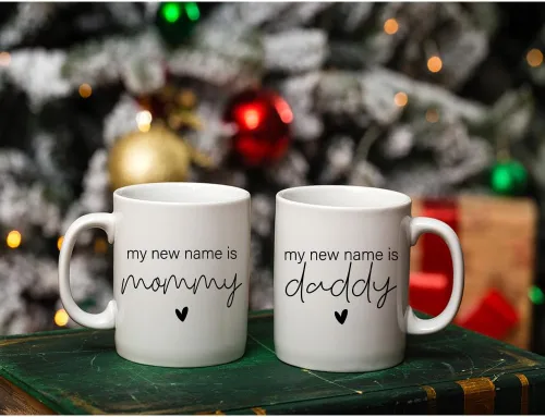 Vista 3 de My New Name is Mommy Daddy 2026 - Juego de tazas de regalo de embarazo para padres que van a ser, EST 2026 - Juego de tazas para mamá y papá por