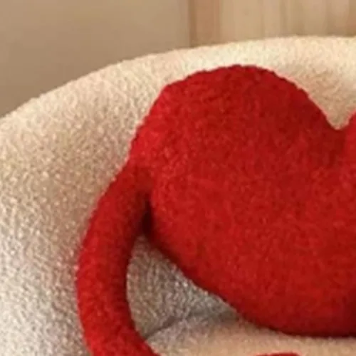 Vista 8 de Almohada de corazón rojo, cojín de brazos de dibujos animados con brazos largos para decoración de dormitorio, regalo de San Valentín